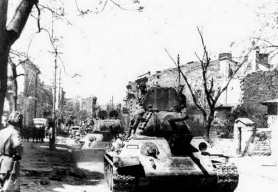 Прикрепленное изображение: Советские танки Т-34 в освобождённом Симферополе.jpg
